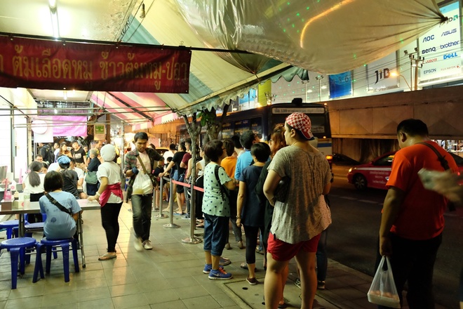 Khách xếp hàng dài trước tiệm cơm gà 20 năm ở Bangkok