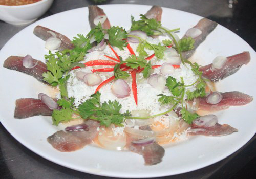 Gỏi cá trích là một niềm tự hào về ẩm thực của người dân Phú Quốc. Ảnh: T.P.